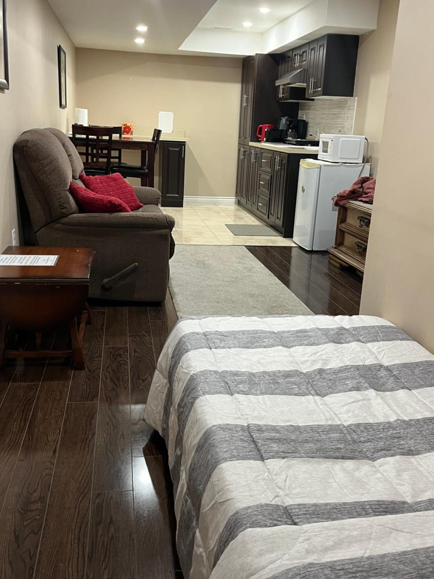 Apartamento Bernie'S Basement Milton Exterior foto